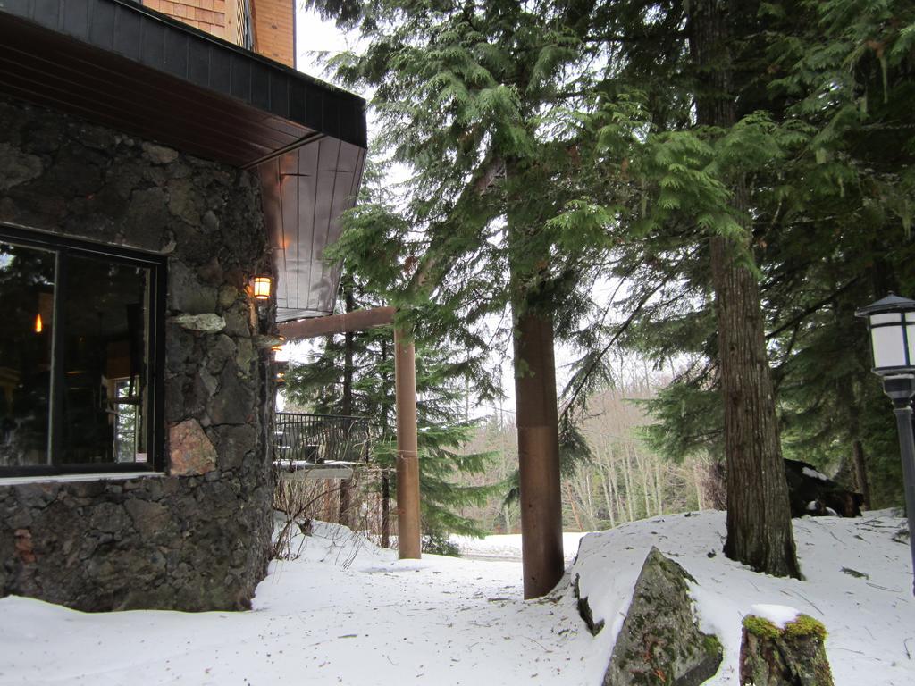 The Lodge At Skeena Landing Терас Екстериор снимка
