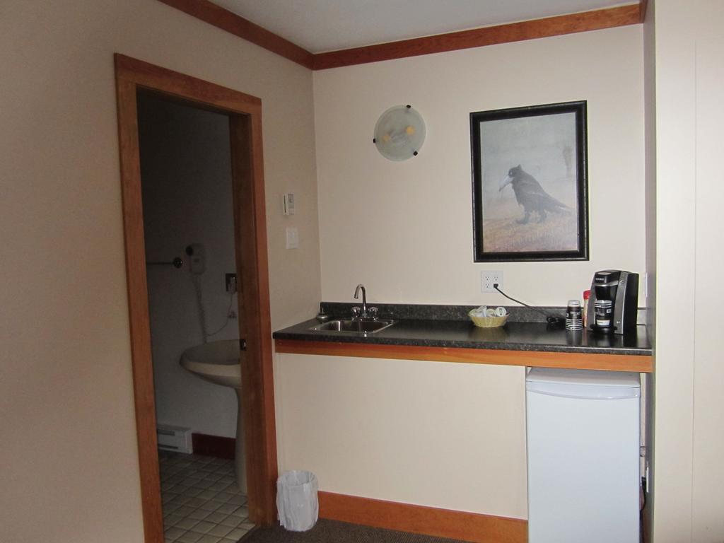The Lodge At Skeena Landing Терас Екстериор снимка