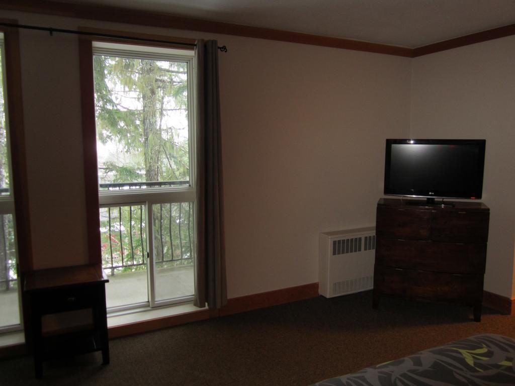 The Lodge At Skeena Landing Терас Екстериор снимка