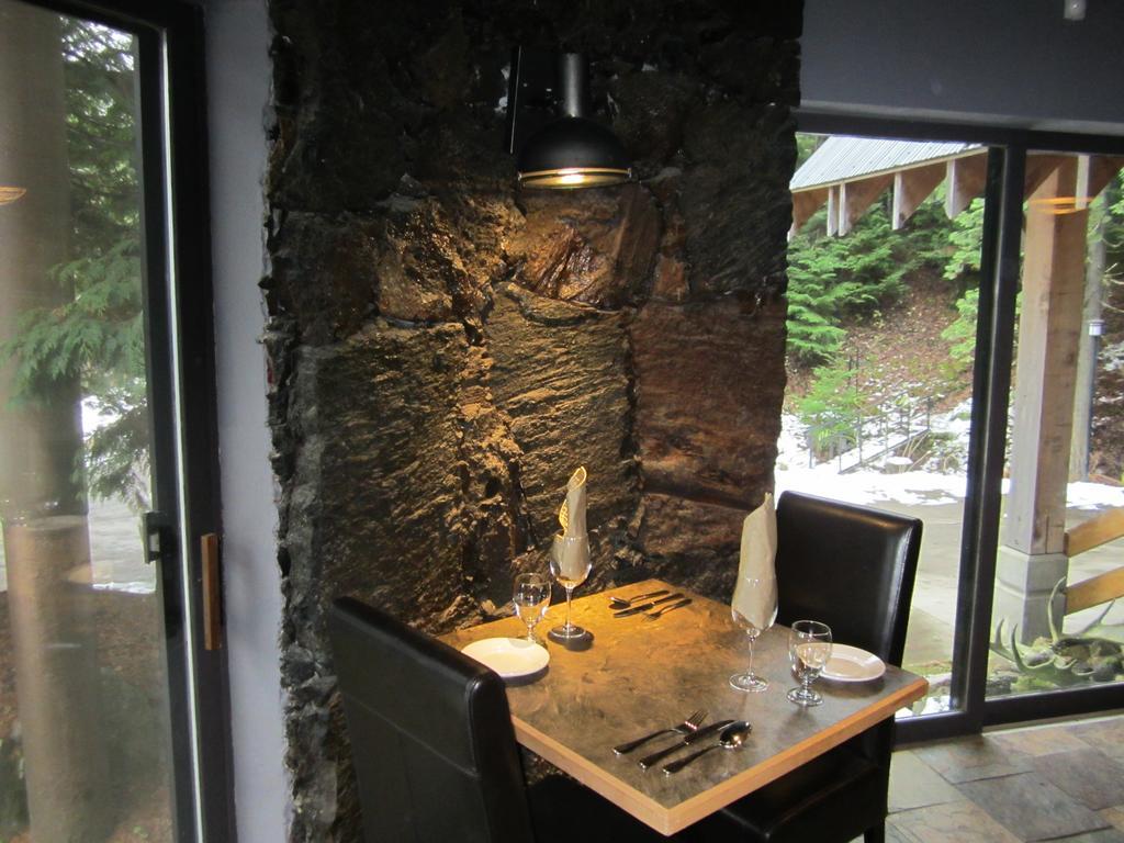 The Lodge At Skeena Landing Терас Екстериор снимка
