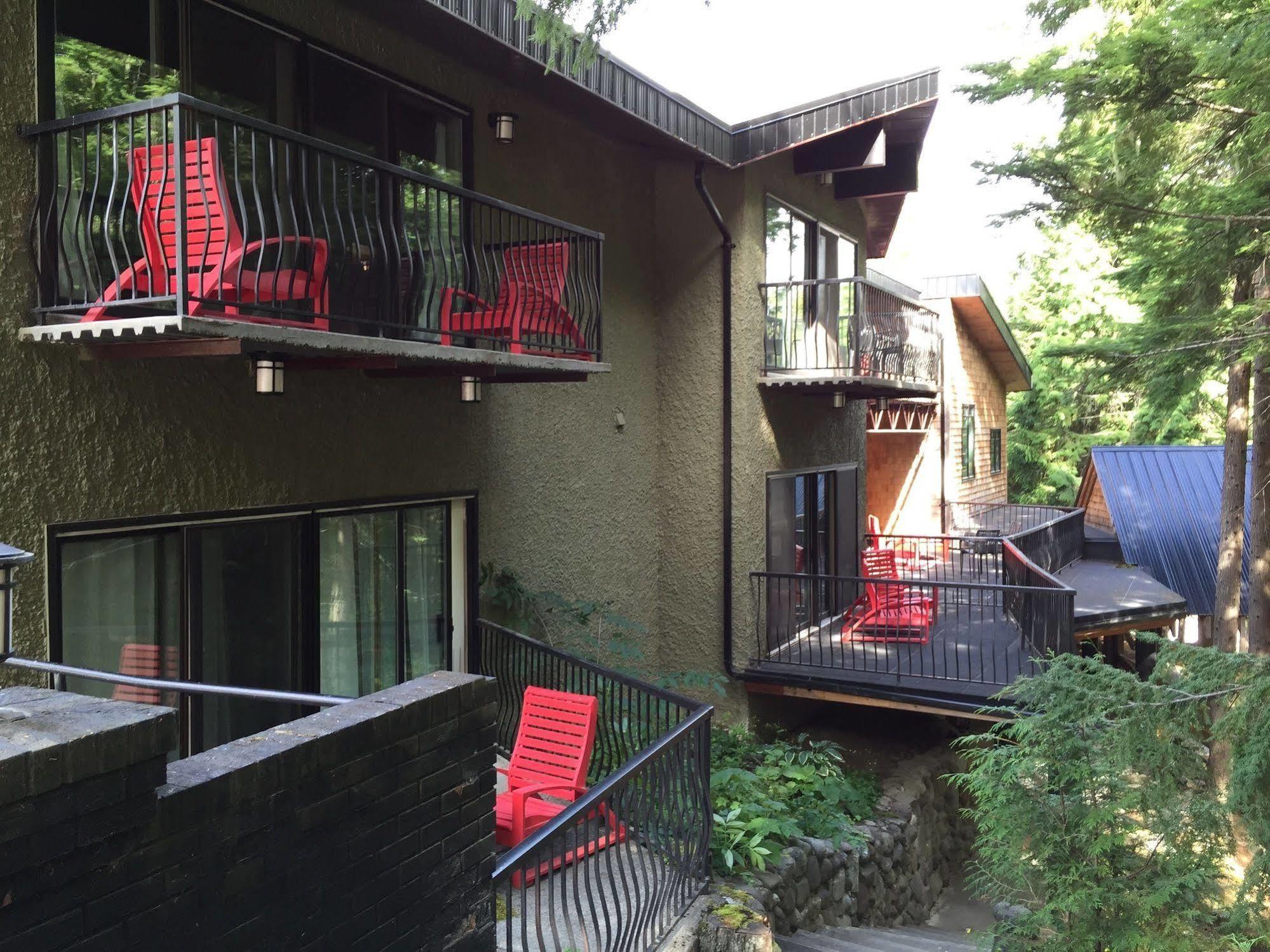 The Lodge At Skeena Landing Терас Екстериор снимка