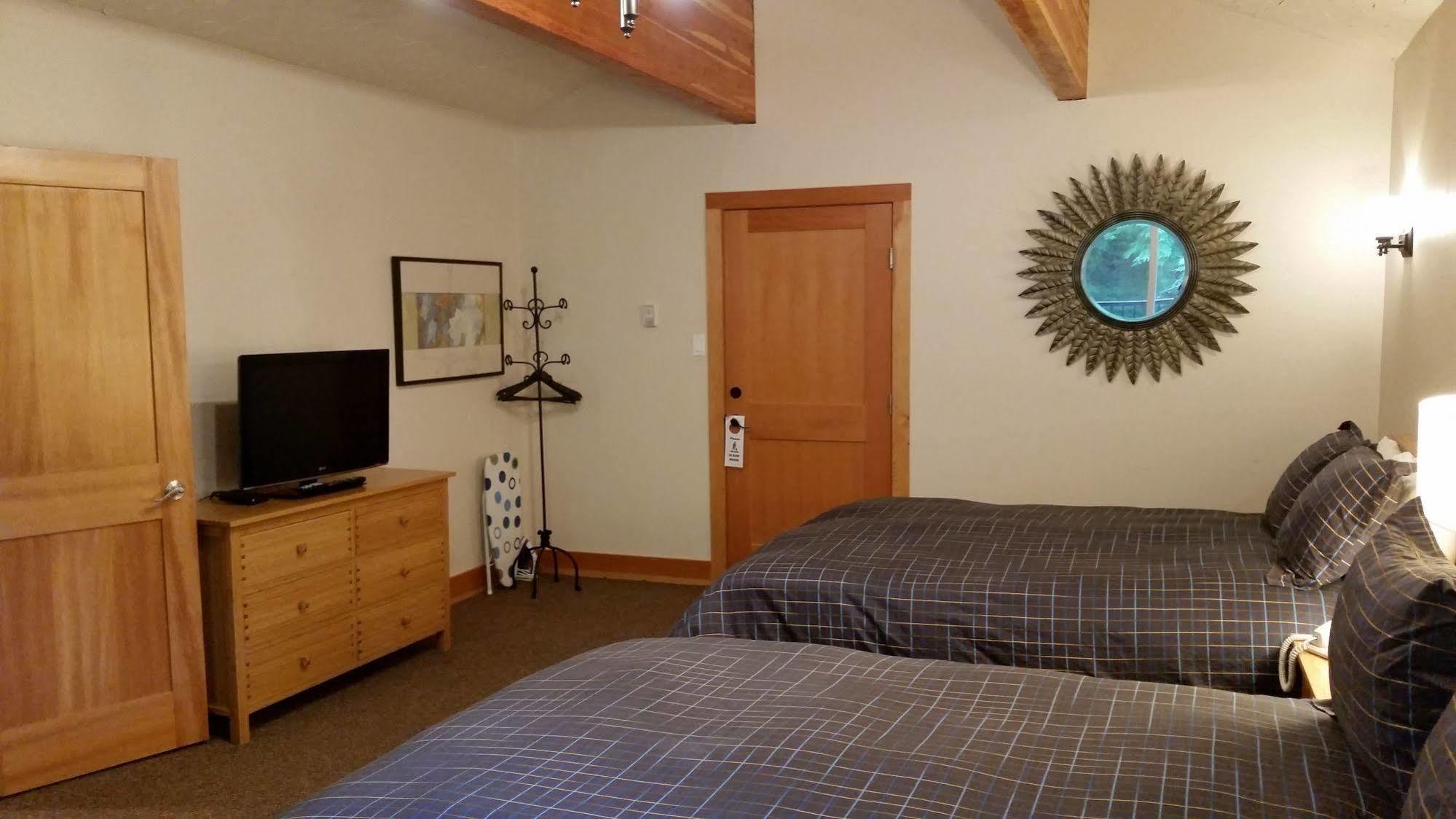 The Lodge At Skeena Landing Терас Екстериор снимка